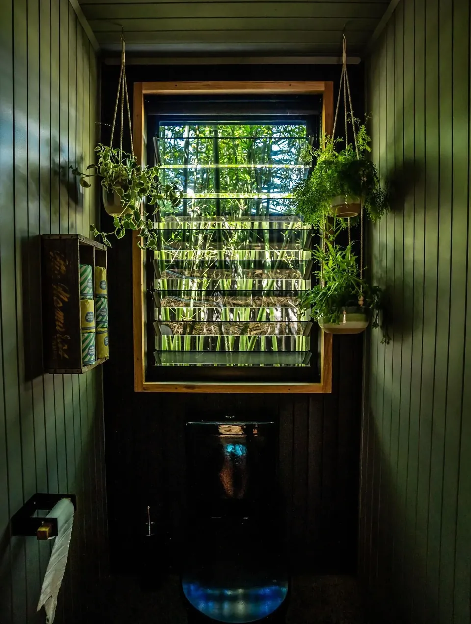 the black loo — yes we photographed it, it's that good