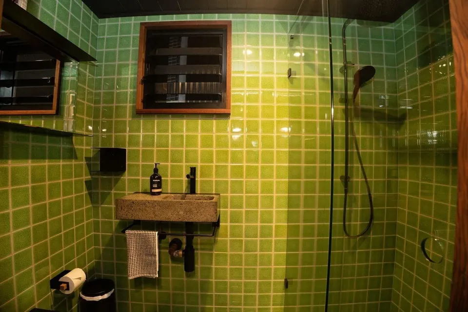 the barnita ensuite, green tiles top to toe